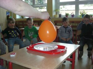 „Mali badacze – eksperymenty i doświadczenia”